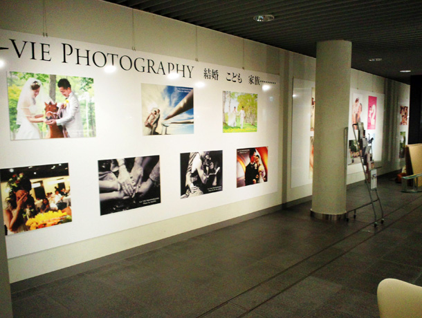 札幌駅前通地下歩行空間 写真展設営の様子